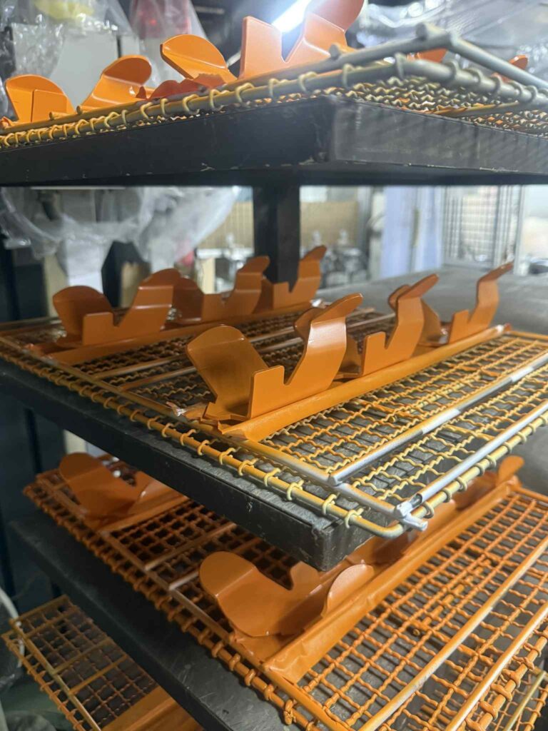 オレンジ塗装　端材活用　アップサイクル　焼付塗装　板金